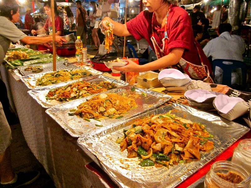 Hòa mình vào sức sống rực rỡ của Chiang Mai Night Bazaar