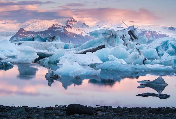 Cảnh du thuyền trên biển Iceland