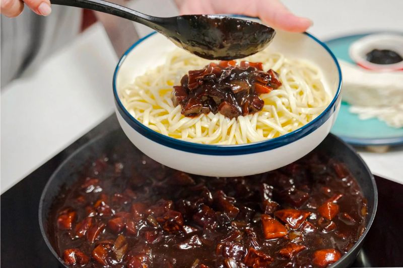 Hòa quyện hương vị Hàn Quốc cùng Jajangmyeon – Món mì tương đen trứ danh