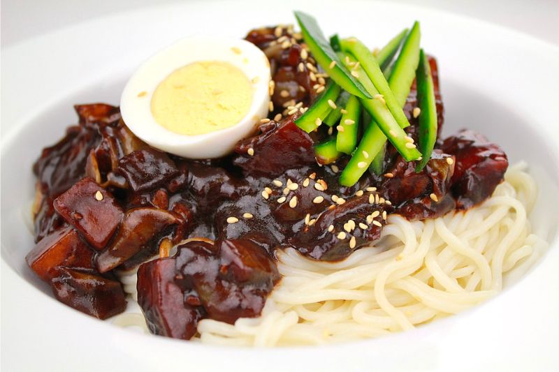 Hòa quyện hương vị Hàn Quốc cùng Jajangmyeon – Món mì tương đen trứ danh