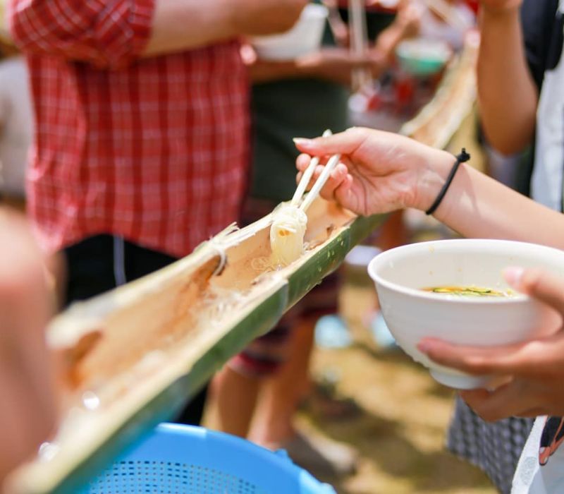 Nagashi Somen: Dòng chảy mát lạnh của ẩm thực Nhật Bản