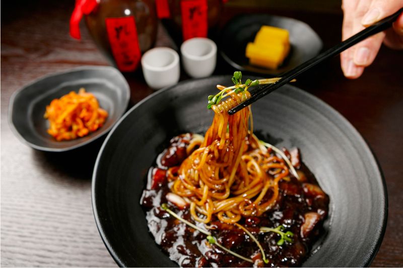 Hòa quyện hương vị Hàn Quốc cùng Jajangmyeon – Món mì tương đen trứ danh