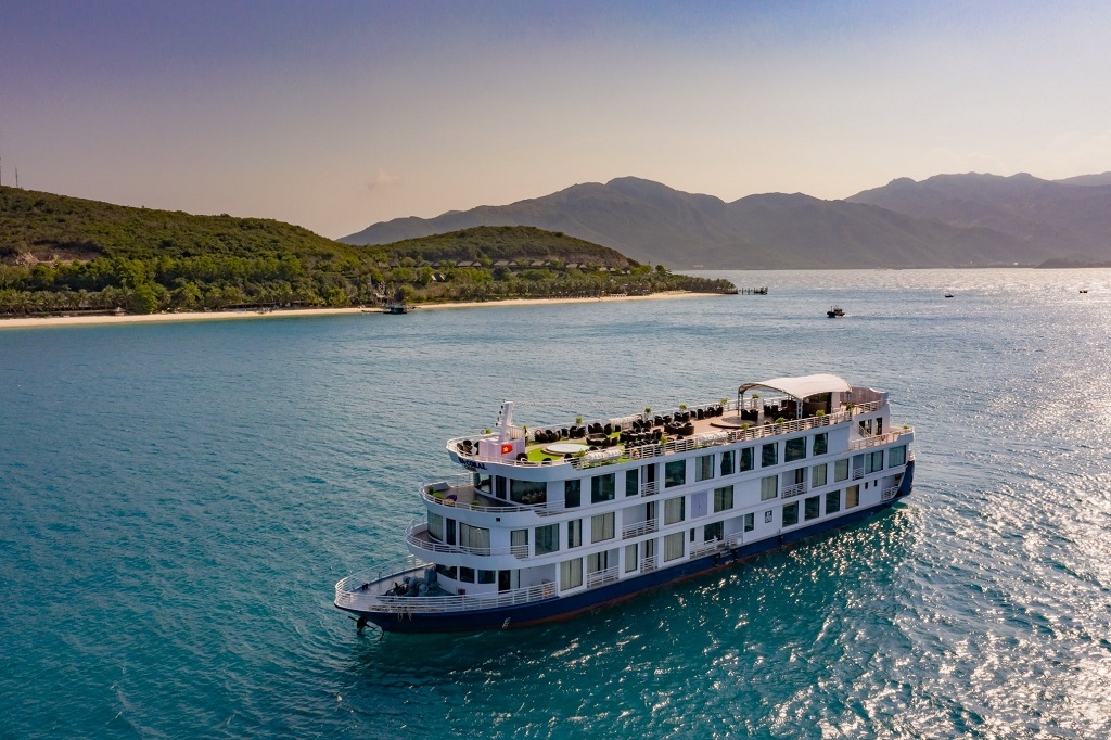 Trải Nghiệm Đặc Biệt Trên Du Thuyền Vịnh Nha Trang
