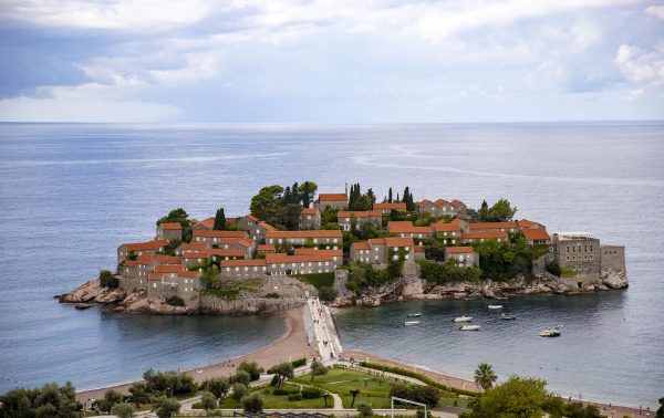 Sveti Stefan – Ngôi Làng “Hòn Đảo Trên Cạn” Huyền Bí